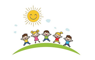 Fünf Kinder mit fröhlichen Gesichtsausdrücken stehen nebeneinander auf einer grünen, leicht gebogenen Fläche. Zwei Kinder tragen Zöpfe, drei haben kurze Haare. Über ihnen strahlt eine gelbe Sonne mit einem lachenden Gesicht und langen Strahlen. Im Hintergrund sind kleine, blaue Wolken zu sehen. Die Szene ist in einem einfachen, farbigen Zeichenstil gehalten.