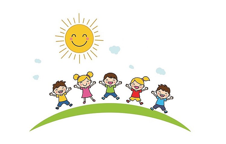 Fünf Kinder mit fröhlichen Gesichtsausdrücken stehen nebeneinander auf einer grünen, leicht gebogenen Fläche. Zwei Kinder tragen Zöpfe, drei haben kurze Haare. Über ihnen strahlt eine gelbe Sonne mit einem lachenden Gesicht und langen Strahlen. Im Hintergrund sind kleine, blaue Wolken zu sehen. Die Szene ist in einem einfachen, farbigen Zeichenstil gehalten.