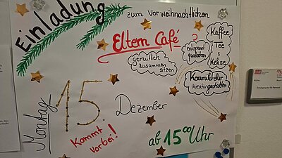 Handgemaltes, weihnachtlich dekoriertes Plakat mit Tannenzweig und goldenen Sternen, das zum „vorweihnachtlichen Eltern-Café“ am Montag, 15. Dezember ab 15 Uhr einlädt; angekündigt werden gemütliches Beisammensitzen, Kaffee, Tee und Kekse sowie kreatives Gestalten von Keramiktellern.