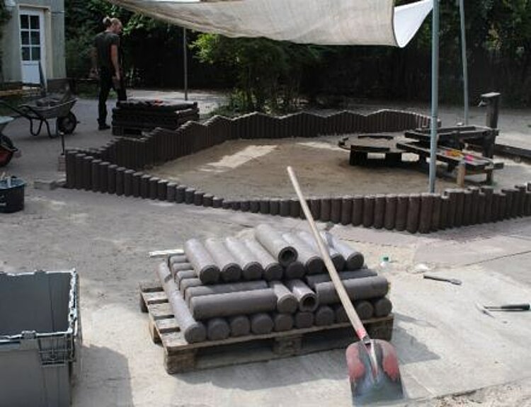 Erneuerung der Sandkastenumrandung Erneuerung der Sandkastenumrandung