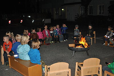 Kita-Abenteuer mit Stockbrot und Würstchen Kita-Abenteuer mit Stockbrot und Würstchen