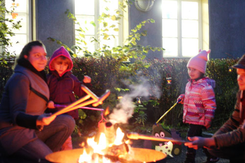 Laternenfest 2016: Stockbrot und leuchtende Luftballons Laternenfest 2016: Stockbrot und leuchtende Luftballons-2