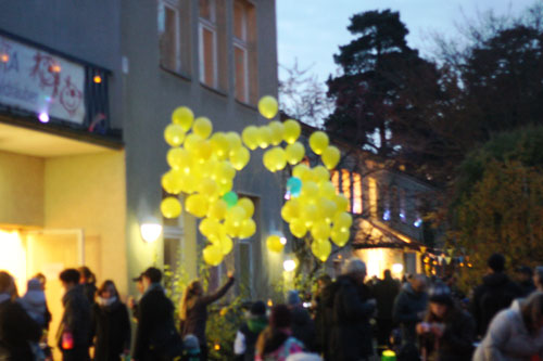Laternenfest 2016: Stockbrot und leuchtende Luftballons Laternenfest 2016: Stockbrot und leuchtende Luftballons-4