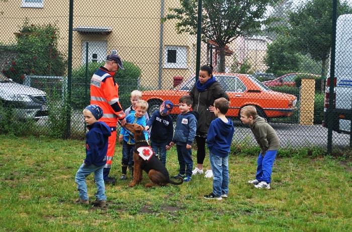 Die Hundestaffel des DRK zu Besuch in der KITA Waldräuber Die Hundestaffel des DRK zu Besuch in der KITA Waldräuber-2