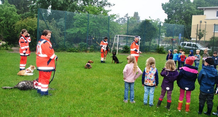Die Hundestaffel des DRK zu Besuch in der KITA Waldräuber Die Hundestaffel des DRK zu Besuch in der KITA Waldräuber-3