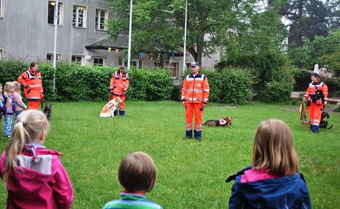 Die Hundestaffel des DRK zu Besuch in der KITA Waldräuber Die Hundestaffel des DRK zu Besuch in der KITA Waldräuber-4
