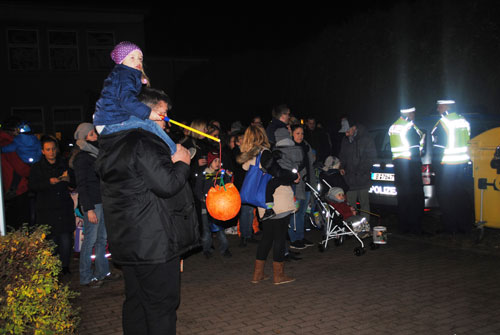 Laternenfest 2016: Stockbrot und leuchtende Luftballons Laternenfest 2016: Stockbrot und leuchtende Luftballons-6